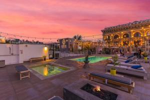 a courtyard with a swimming pool and a building at One Lux Stay HWH Downtown Los Angeles in Los Angeles