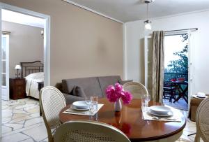 A seating area at Dafnoudi Hotel Apartments