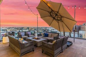 eine Terrasse mit einer Feuerstelle und einem Sonnenschirm in der Unterkunft One Lux Stay HWH Downtown Los Angeles in Los Angeles