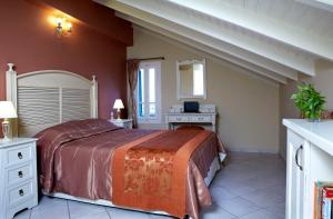A bed or beds in a room at Dafnoudi Hotel Apartments