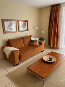 ein Wohnzimmer mit einem Sofa und einem Couchtisch in der Unterkunft Lakeview Appartements in Zeuthen