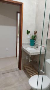 Koupelna v ubytování Agradável Casa de Campo, recém construída.