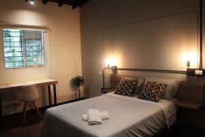 メデジンにあるStudio in Poblado near Envigado FRN103 By Roots Rentalsのベッドとタオル2枚のある寝室