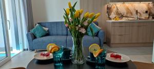 un jarrón de flores sobre una mesa en la sala de estar en Aquarius Holiday Boszkowo Apartamenty, en Boszkowo
