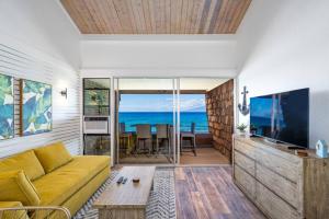 TV a/nebo společenská místnost v ubytování Modern-Rustic Beach Renovation Direct Oceanfront Penthouse