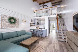 カハナにあるDirect Oceanfront Views Modern Penthouse in Paradiseのソファとテーブルのあるリビングルーム