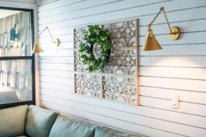 カハナにあるDirect Oceanfront Views Modern Penthouse in Paradiseのソファと窓のあるリビングルーム +34枚の写真