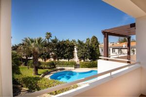 uma vista a partir da varanda de uma casa com piscina em Villa Carraig na Praia da Luz