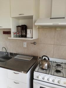 La cocina está equipada con fogones y hervidor de agua. en LAS ViOLETA'S, en Federación