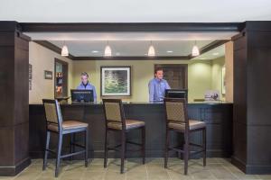 亞特蘭大的住宿－Sonesta ES Suites Atlanta Perimeter Center，两个男人站在等候室的酒吧