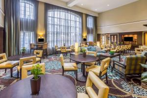 - un hall d'un hôtel avec des tables et des chaises dans l'établissement Sonesta ES Suites Atlanta Perimeter Center, à Atlanta