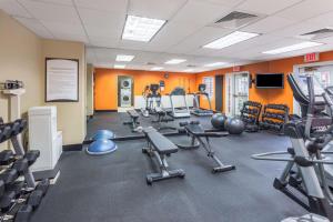 een fitnessruimte met diverse loopbanden en fitnessapparaten bij Sonesta ES Suites Atlanta Perimeter Center in Atlanta
