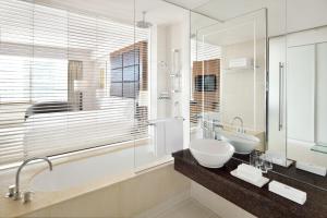 杜拜的住宿－Crowne Plaza Dubai Festival City，带浴缸、水槽和镜子的浴室