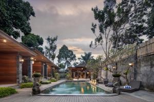 una piscina en el patio trasero de una casa en Tattva Ubud Retreat & Wellness en Ubud