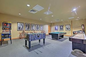 Комнаты для игр в Luxe 28th-Floor S Tower Condo Ocean and SpaceX View