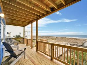 porche con banco y vistas a la playa en Sea Haven - OCEANFRONT! Amazing master suite with a private oceanfront deck! Recently renovated and perfect for the entire family home, en Kure Beach