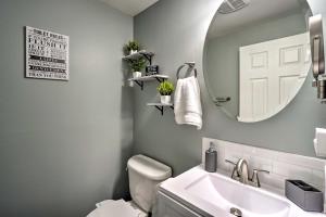 Koupelna v ubytování Single-Story Home in Fairborn with Yard and Patio! + 33 fotografií