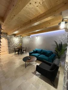 salon z niebieską kanapą i stołem w obiekcie Casa Vecchia w Kotorze
