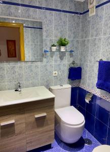 een badkamer met een wit toilet en een wastafel bij El apartamento de María Vut-47-31 in Tordesillas