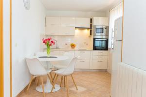 Kuchyňa alebo kuchynka v ubytovaní Apartments Lorena