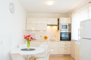 Kuchyňa alebo kuchynka v ubytovaní Apartments Lorena