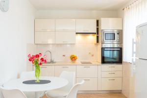 Kuchyňa alebo kuchynka v ubytovaní Apartments Lorena