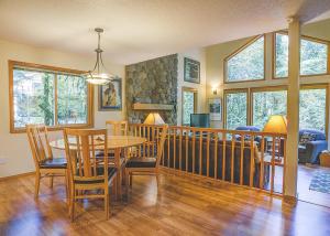 Ruang duduk di Salmonberry Retreat - Meredith Lodging