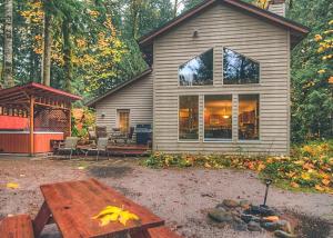 Taman di luar Salmonberry Retreat - Meredith Lodging