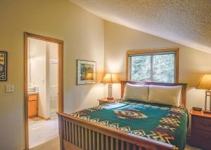 Katil atau katil-katil dalam bilik di Salmonberry Retreat - Meredith Lodging