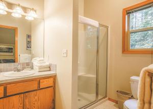 Bilik mandi di Salmonberry Retreat - Meredith Lodging +16 gambar