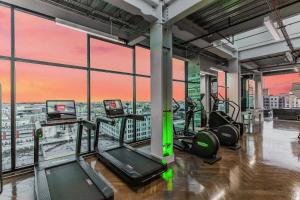 The fitness centre and/or fitness facilities at One Lux Stay HWH Downtown Los Angeles