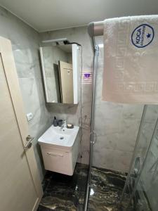 Ett badrum på Koca Apartmani