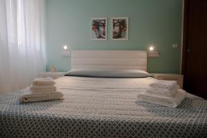 una camera da letto con un letto e due asciugamani di Cassaro Casa Vacanze a Castellammare del Golfo