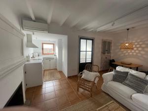 a living room with a couch and a kitchen at Precioso Apartamento Boutique El Amante in Altea
