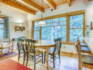 Un comedor con mesa y sillas de madera. en Marshall Cabin - Meredith Lodging, en Government Camp