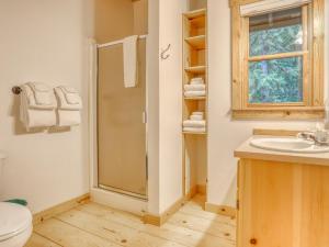 un baño con ducha y lavabo en Marshall Cabin - Meredith Lodging, en Government Camp 47 fotos más