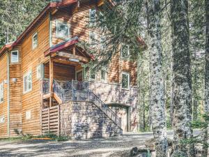 una casa de madera con una escalera delante de ella en Chalet am Berg en Government Camp