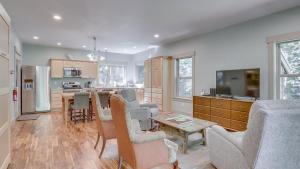 Η κουζίνα ή μικρή κουζίνα στο Leilani Cottage -Meredith Lodging