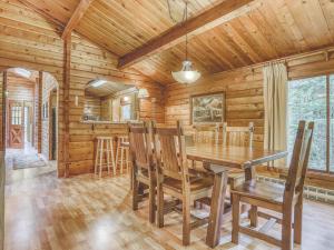 - une salle à manger avec une table et des chaises dans une cabine dans l'établissement Moondance Cabin, à Rhododendron