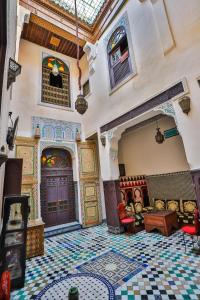 Dar Panoramic Fez في فاس: غرفة معيشة مع غرفة كبيرة ذات سقف