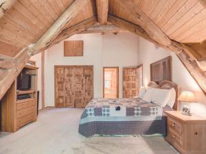 Ένα ή περισσότερα κρεβάτια σε δωμάτιο στο Bear Den Log Cabin - Meredith Lodging