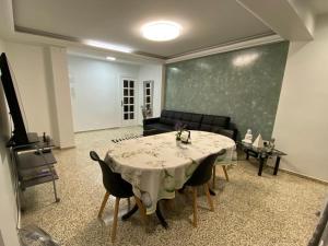 a dining room with a table and a couch at Piley apartamento en vila-real in Villareal