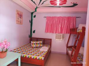 Et sittehjørne på Family Barkada room A Jay Henry Transient house, Pagudpud ,BLUE LAGOON BEACH