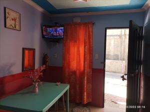 En TV eller et underholdningssystem på Family Barkada room A Jay Henry Transient house, Pagudpud ,BLUE LAGOON BEACH