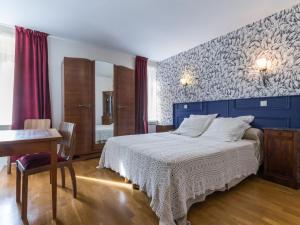 1 dormitorio con cama, mesa y escritorio en Gîte Joué-sur-Erdre, 4 pièces, 5 personnes - FR-1-306-1166, en Joué-sur-Erdre