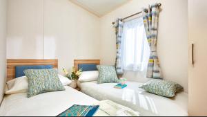 Postel nebo postele na pokoji v ubytování AJL Caravan Rentals