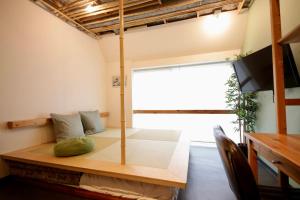 Una sala de estar con un sofá y una ventana. en 葡萄の長屋, en Tokio