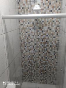 Ένα μπάνιο στο Pousada Quarto Casal com ar,frigobar, garagem