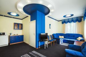 Yal Hotel في كازان: غرفة معيشة بأثاث ازرق وعمود ازرق كبير