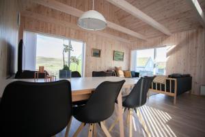 ein Esszimmer mit einem Tisch und Stühlen in der Unterkunft Vacation Home / Scenic Nature / Sandoy / Beach in Sandur